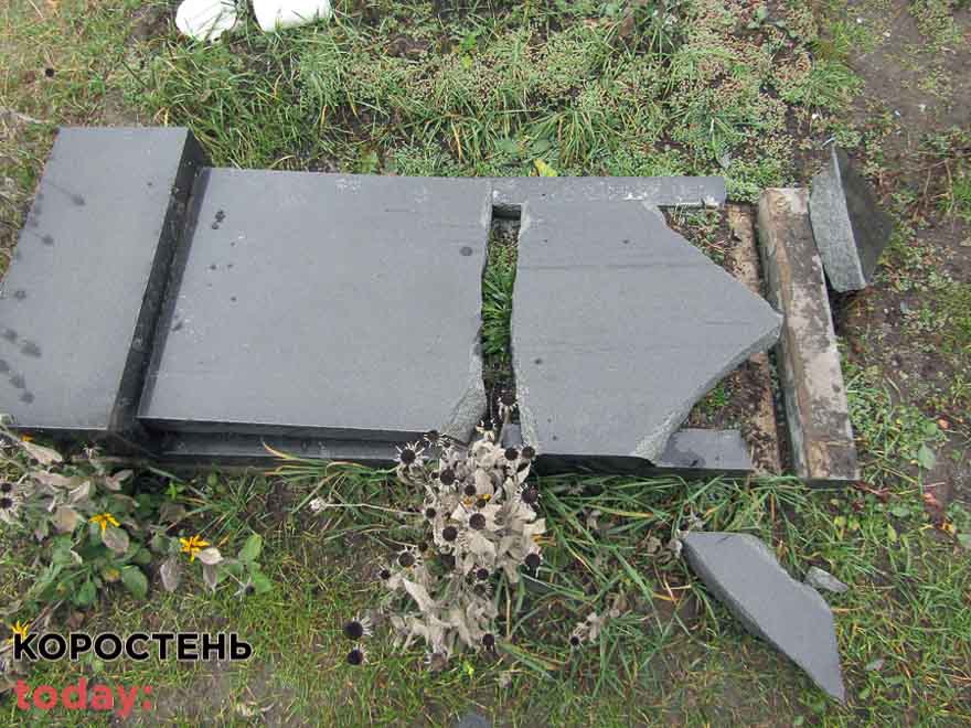 На Житомирщині психічно хворий чоловік розбив десяток пам’ятників на кладовищі ?ФОТО