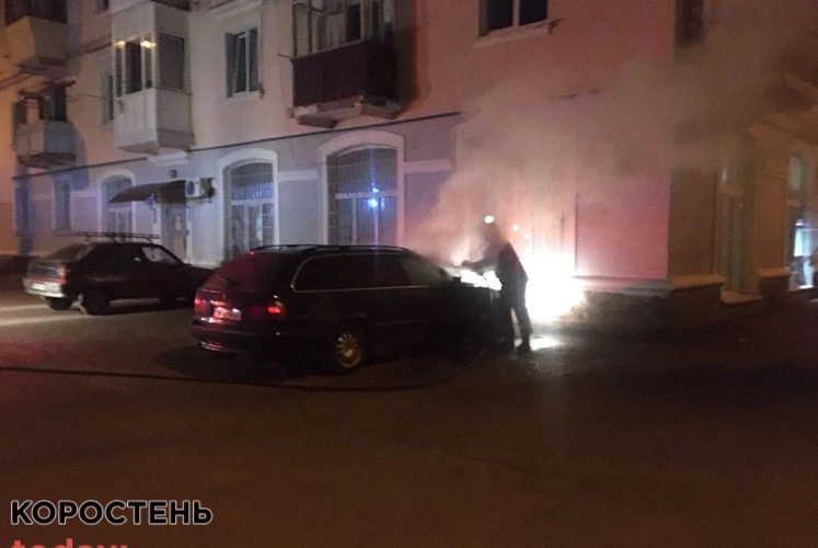 В центрі Коростеня горіло BMW ?ФОТО