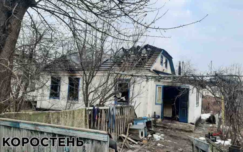 На провулку Коцюбинському в Коростені горів будинок: рятувальники виявили обгоріле тіло господаря (ФОТО)