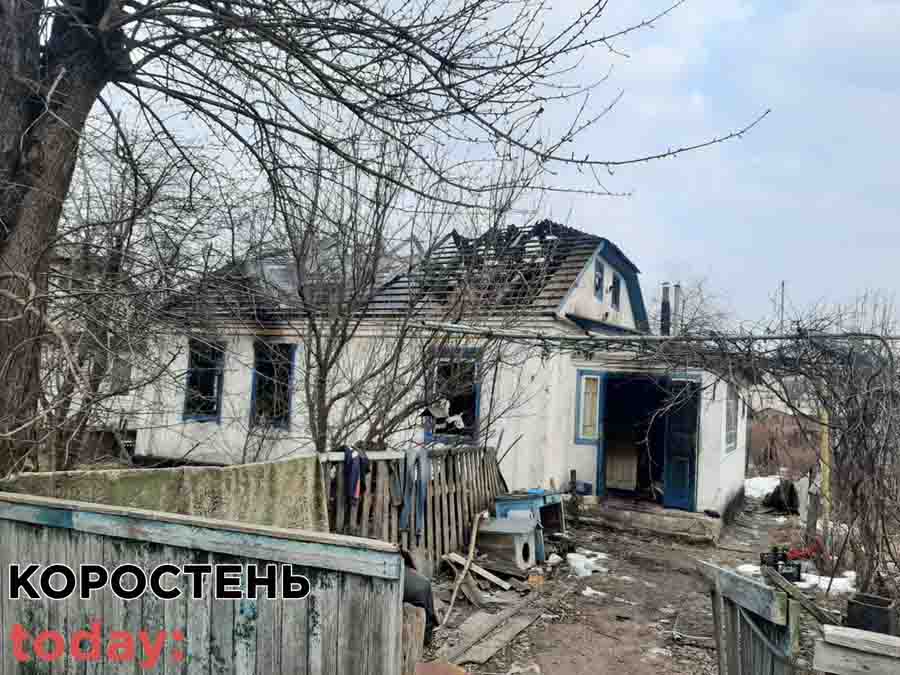 На провулку Коцюбинському в Коростені горів будинок: рятувальники виявили обгоріле тіло господаря (ФОТО)
