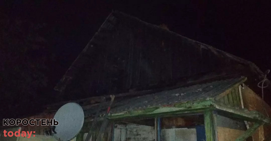 Неподалік №1 школи в Коростені горів будинок: посеред ночі рятувальникам подзвонив 13-річний підліток ?ФОТО