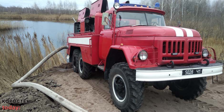 Коростенські вогнеборці продовжують гасити пожежу на сміттєзвалищі в селі Грозине ?ФОТО
