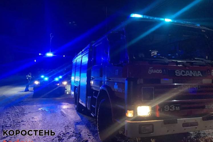 У селі поблизу Коростеня горів будинок: пожежу ліквідовували 9 рятувальників ▶️ВІДЕО