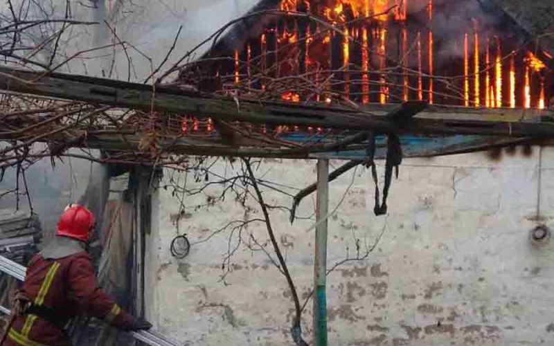 Пожежу помітили сусіди: у Коростені вогнеборці загасили сарай та врятували оселю ▶️ВІДЕО