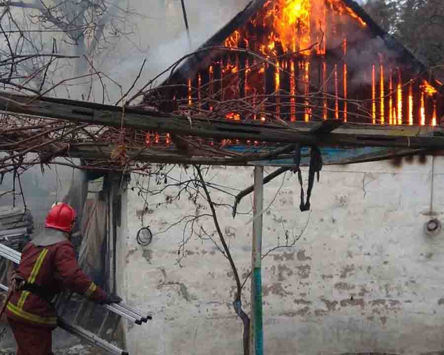 Пожежу помітили сусіди: у Коростені вогнеборці загасили сарай та врятували оселю ▶️ВІДЕО