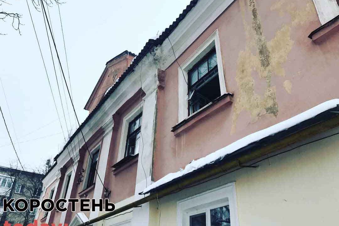 На Франка в Коростені сталася пожежа: рятувальники вивели з квартири напівпритомного власника (ФОТО)