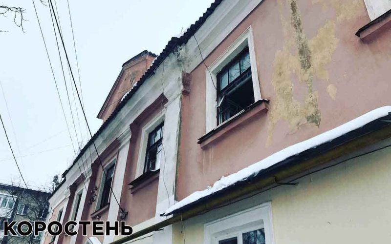 На Франка в Коростені сталася пожежа: рятувальники вивели з квартири напівпритомного власника (ФОТО)
