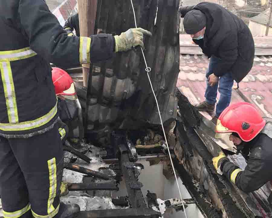 У Коростені на території базару горіло торгово-офісне приміщення людей евакуювали ▶️ВІДЕО