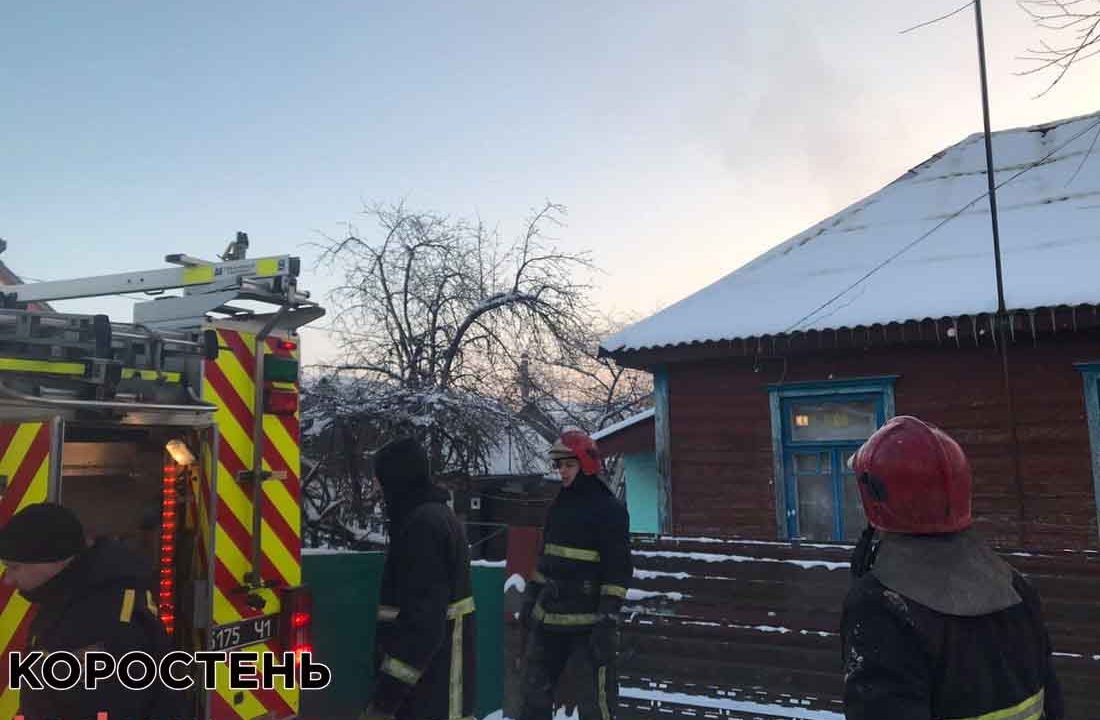 У Коростені 9 рятувальників гасили пожежу в цегляному будинку, а Гулянці вогонь знищив частину перекриття будівлі (ФОТО)
