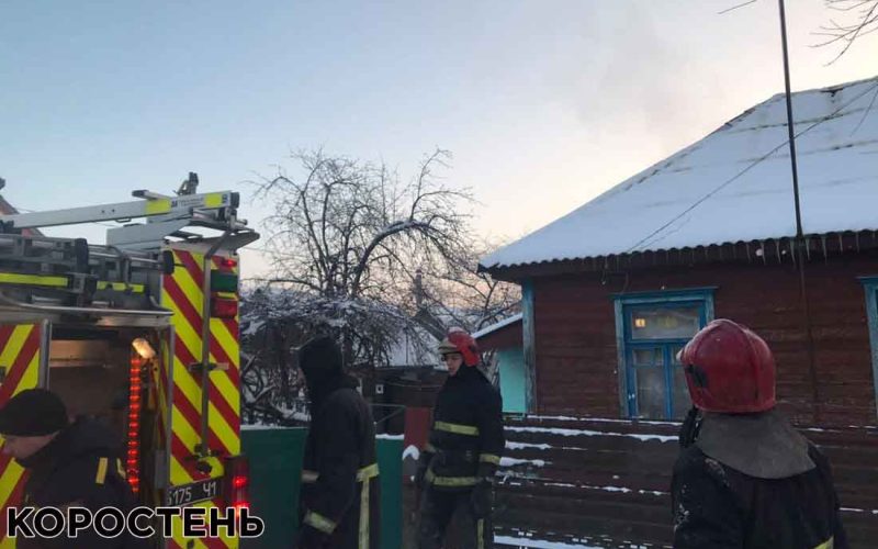 У Коростені 9 рятувальників гасили пожежу в цегляному будинку, а Гулянці вогонь знищив частину перекриття будівлі (ФОТО)