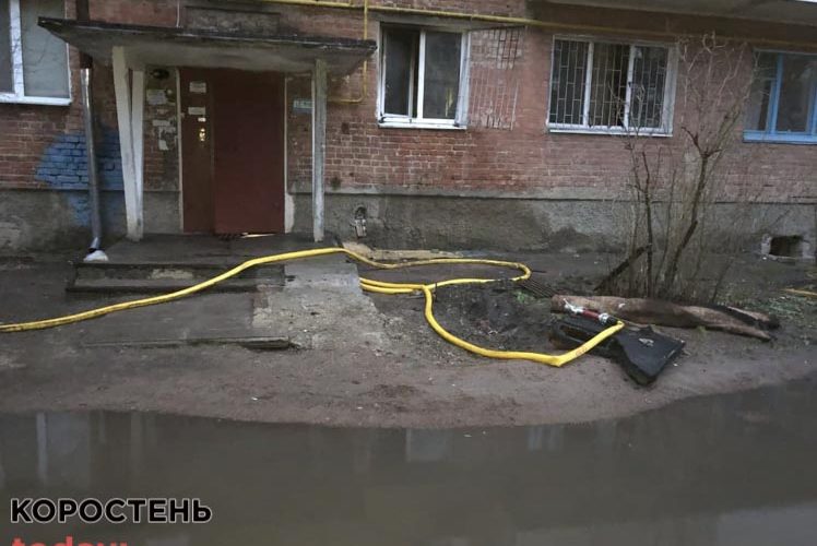 У перший день нового року в Коростені горіла квартира в районі військового містечка: з будинку евакуйовували людей ?ФОТО