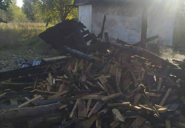 У селі Коростенського району горів сарай, в якому зберігались дрова та вугілля