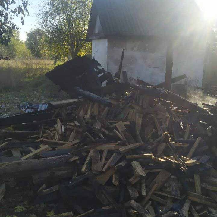 У селі Коростенського району горів сарай, в якому зберігались дрова та вугілля