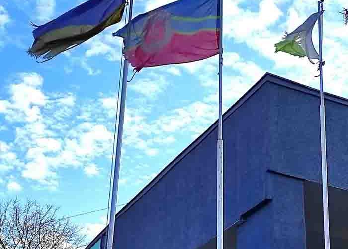 Біля колишнього виборчого штабу “Слуг народу” майорять розірвані прапори України та Коростеня