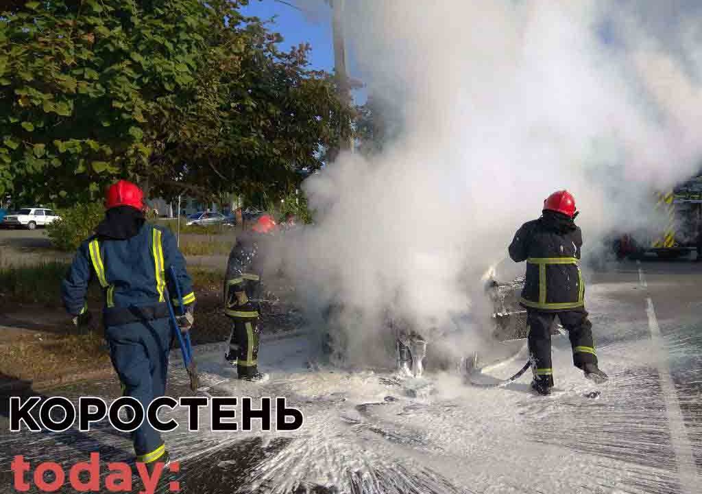 Водій відчув запах диму: стало відомо, чому горіла автівка в Коростені