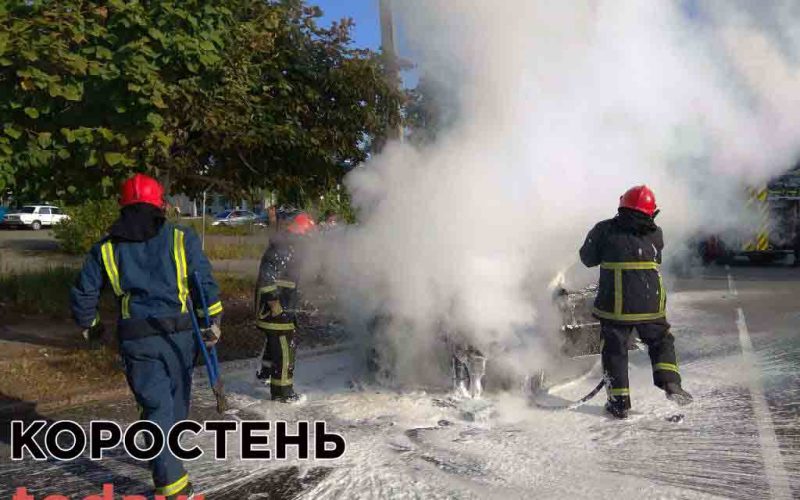 Водій відчув запах диму: стало відомо, чому горіла автівка в Коростені