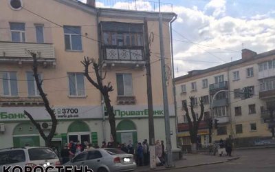 Коростенці попри попередження не дотримуються дистанції в чергах до банкоматів
