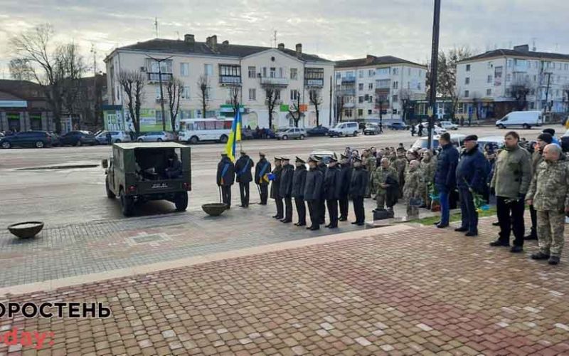 Коростенці попрощалися з 21-річним військовим Ігорем Тичиною, який помер від кулі снайпера (ОНОВЛЕНО)