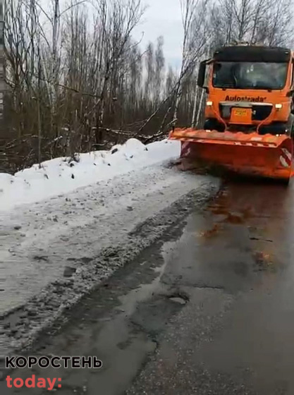 У Житомирській області шляховики розчищали снігову «кашу» та обробляти реагентами дороги