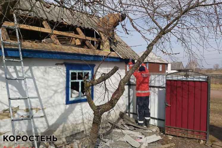 В Коростенському районі рятувальники допомагають відновлювати будинки, що постраждали від обстрілів окупантів