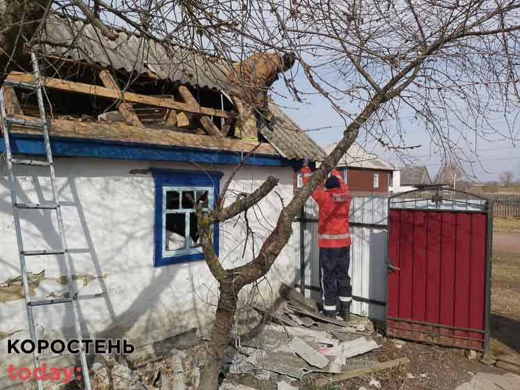 В Коростенському районі рятувальники допомагають відновлювати будинки, що постраждали від обстрілів окупантів