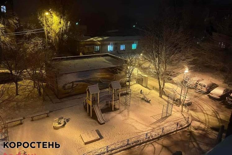 ▶️У Коростені снігоприбиральна техніка «чистить» вулиці з мокрими дорогами
