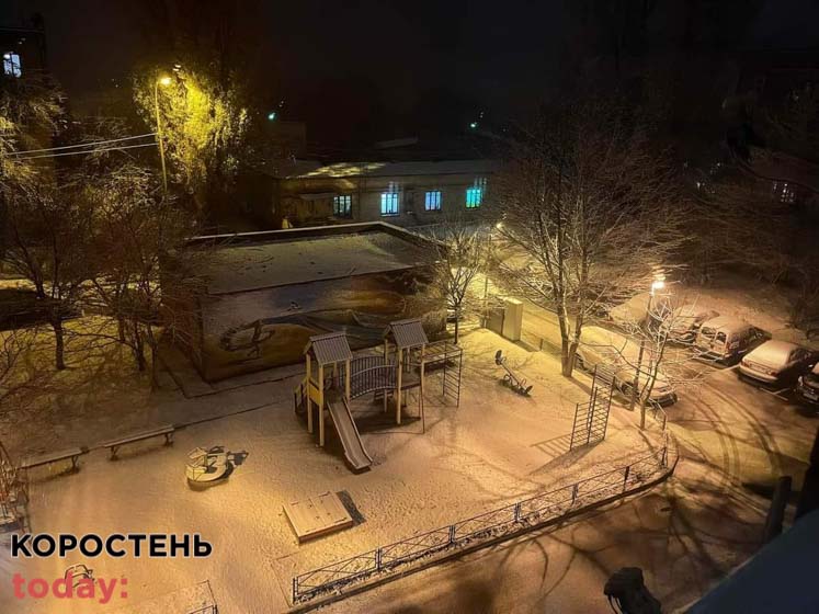 ▶️У Коростені снігоприбиральна техніка «чистить» вулиці з мокрими дорогами
