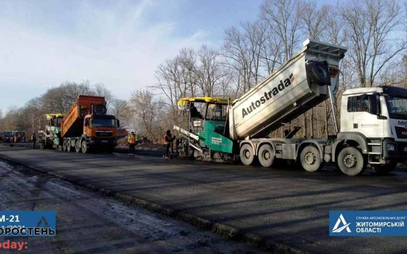 Підрядник запровадив 12-годинний робочий день, аби зробити дорогу між Коростенем та Бехами ?ФОТО