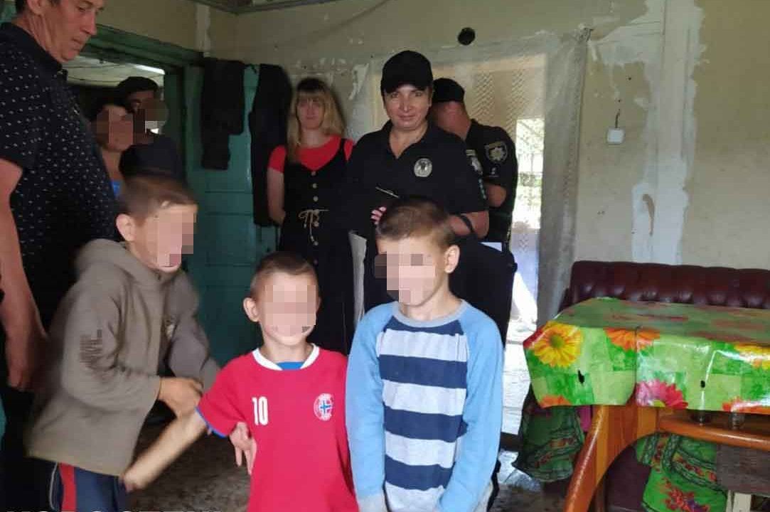 На Коростенщині у трьох родинах поліцейські застали дорослих п’яними, а дітей – брудними ?ФОТО