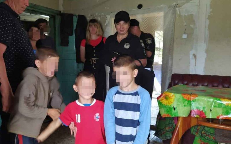 На Коростенщині у трьох родинах поліцейські застали дорослих п’яними, а дітей – брудними ?ФОТО