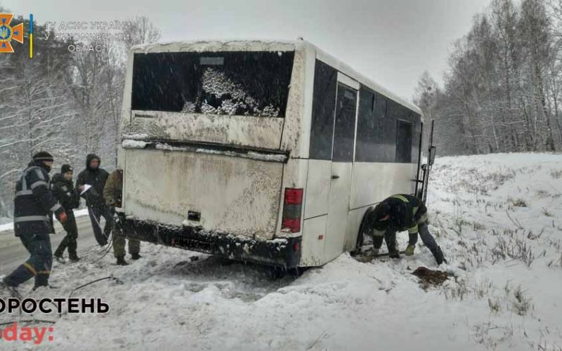 На трасі Лугинської громади рятувальники витягували зі снігового замету рейсовий автобус