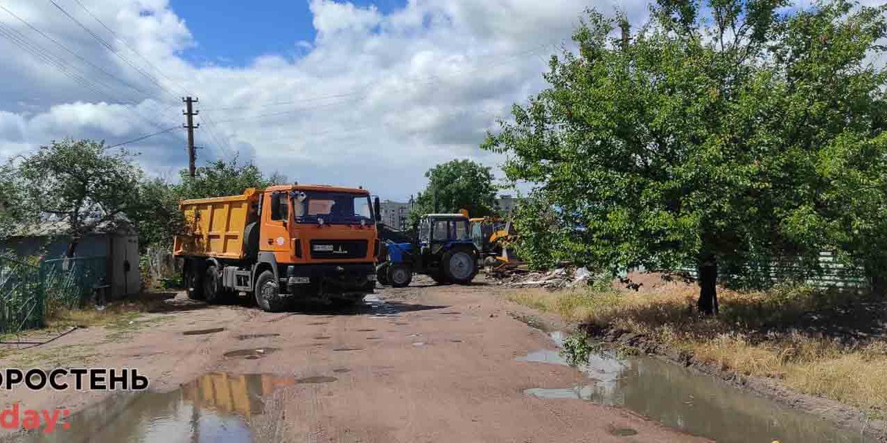У Коростені взялися демонтовувати зруйновані авіаударами будинки