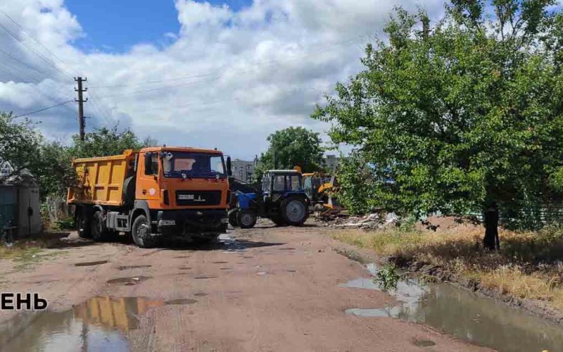 У Коростені взялися демонтовувати зруйновані авіаударами будинки