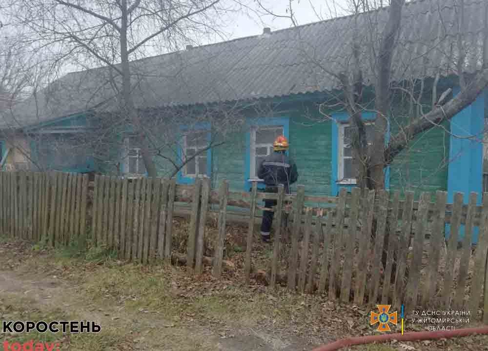 У селі Народицької громади горів будинок: поліцейські врятували 38-річного господаря