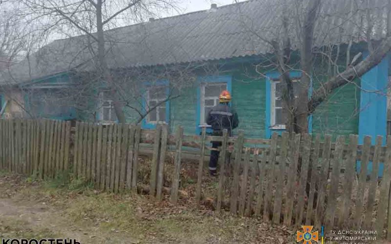 У селі Народицької громади горів будинок: поліцейські врятували 38-річного господаря