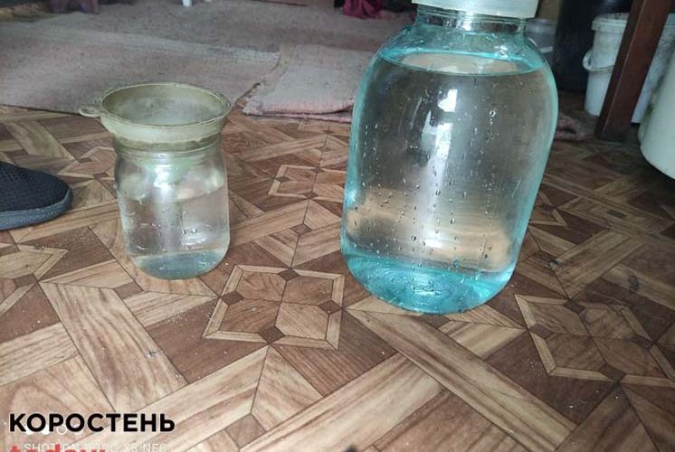 На Коростенщині поліцейські знищили три літри самогону та засіб його виробництва ?ФОТО