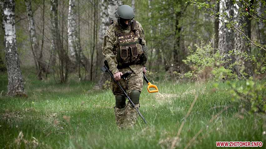 У Житомирській області сапери показали, як розміновують ліси і поля після нападу “російської орди” (ВІДЕО)