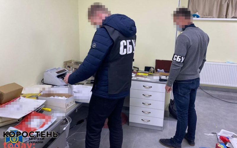 На складі в Житомирській області зберігали контрафактні цигарки, які розповсюджували всією країною ?ФОТО
