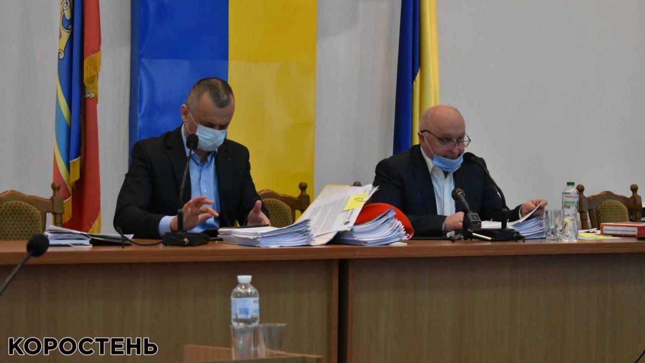 Поки депутати обговорювали питання підняття ціни на воду, коростенці мокли під дощем біля міськради ▶️ВІДЕО
