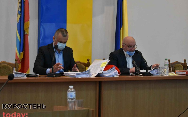 Поки депутати обговорювали питання підняття ціни на воду, коростенці мокли під дощем біля міськради ▶️ВІДЕО