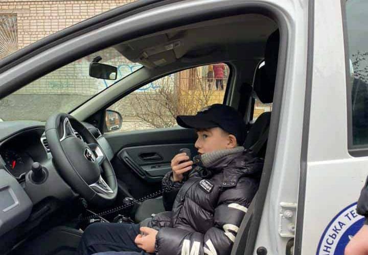 Коростенській поліцейські привітали зі святами 10-річного вихованця будинку сімейного типу ?ФОТО