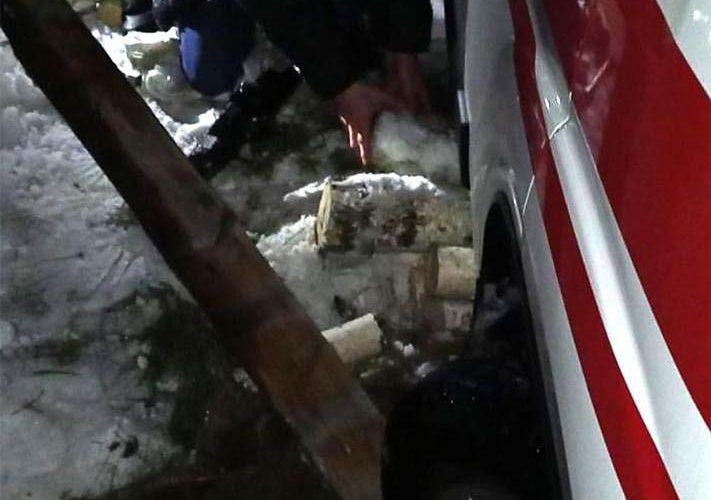 На автодорозі в селі Народицької громади рятувальники з ями витягували “швидку” з хворим