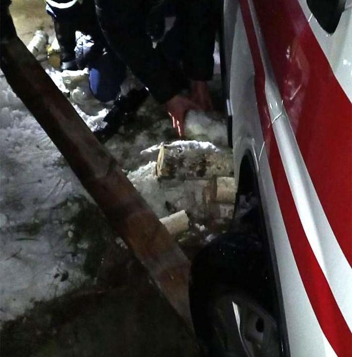 На автодорозі в селі Народицької громади рятувальники з ями витягували “швидку” з хворим