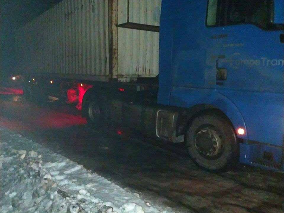 В Овручі рятувальники допомогли вантажівці виїхати вгору по слизькій дорозі