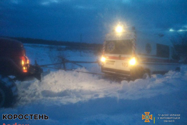 На території Овруцької громади в сніговому заметі застрягла “швидка” ?ФОТО