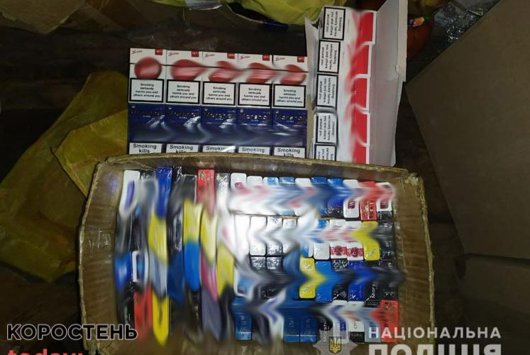 У Коростені на ринку поліцейські вилучили фальсифіковані тютюнові вироби і алкоголь ?ФОТО