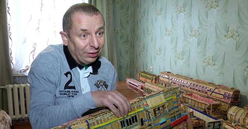 Коростенець складає із сірників десятиметрову модель залізничного локомотива ▶️ВІДЕО
