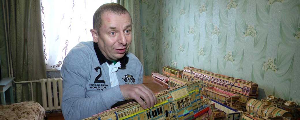 Коростенець складає із сірників десятиметрову модель залізничного локомотива ▶️ВІДЕО