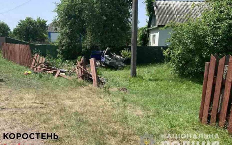 В селі Олевського району ВАЗ з’їхав у кювет, врізався у паркан і перекинувся ?ФОТО