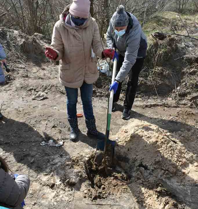 Комунальники разом з дітьми висаджували дерева посеред сміттєзвалища в Коростенському районі ?ФОТОрепортаж